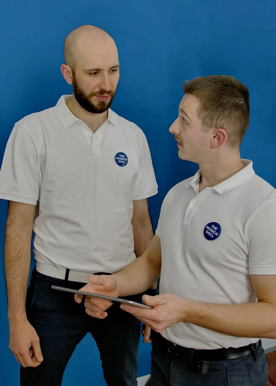 Jakob Zinner und Philipp Greif besprechen etwas auf einem Tablet
