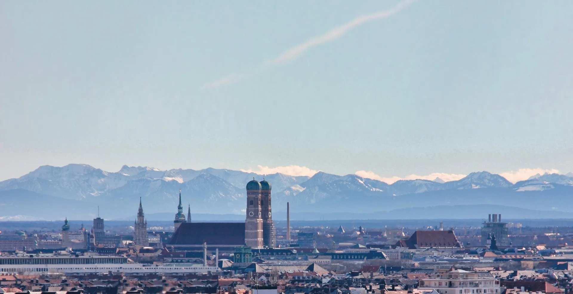 Münchner Skyline mit Frauenkirche vor dem Alpenpanorama